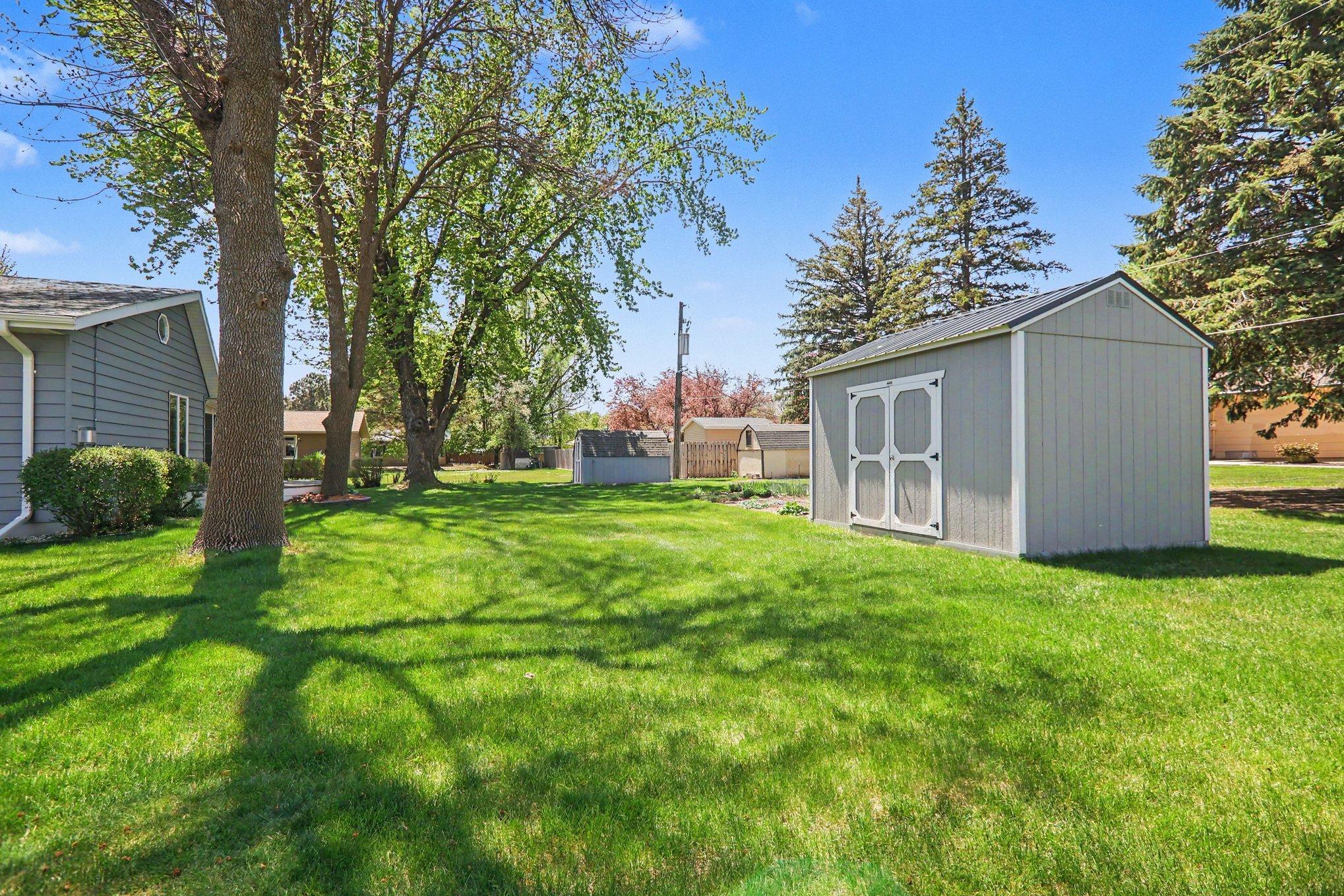 Newer shed, very nice!