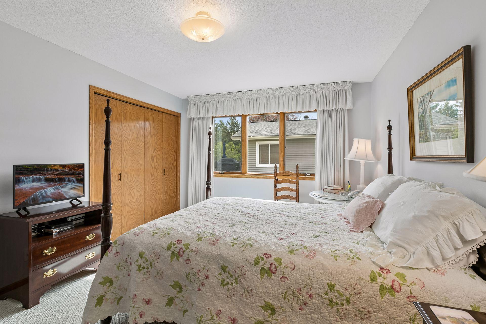 Upper Primary Bed Room w. large Windows and Closet.