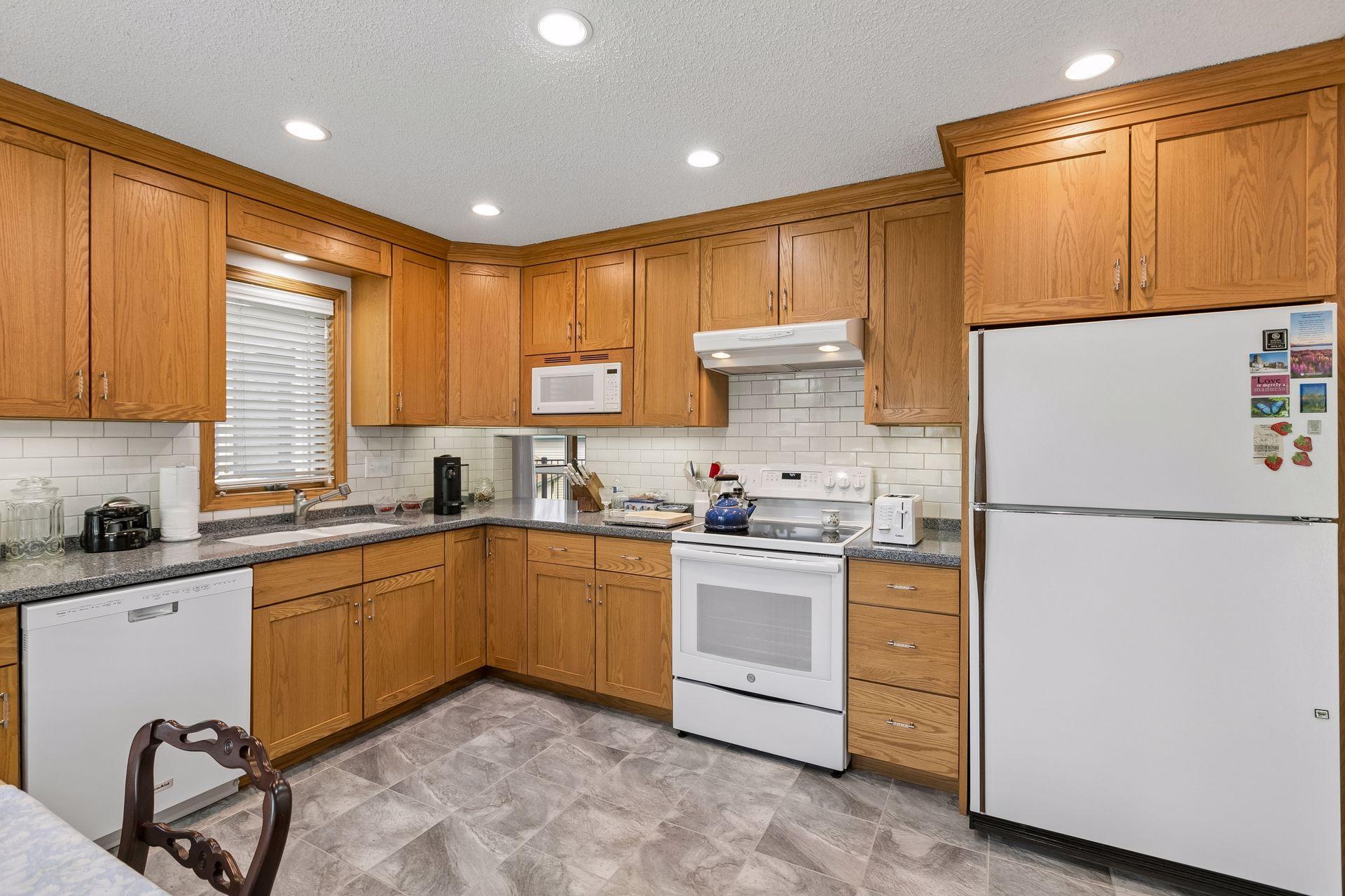 Kitchen w. custom high quality cabinets and Quartz Counter tops.