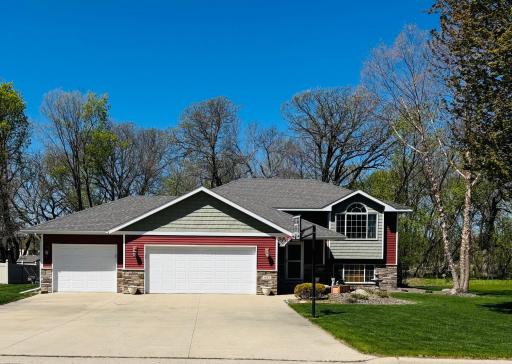681 W River Drive, New London, MN 56273