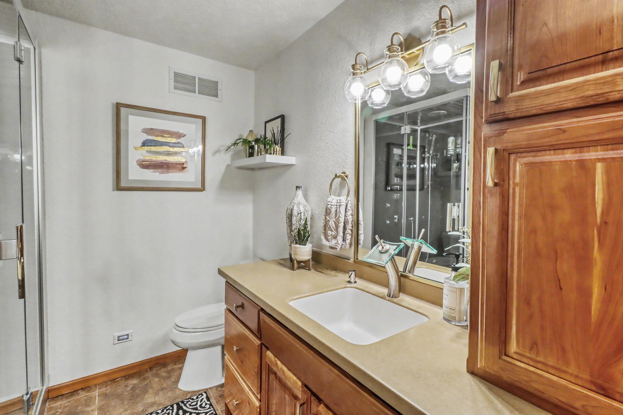 11Bathroom1_1-3264.jpeg