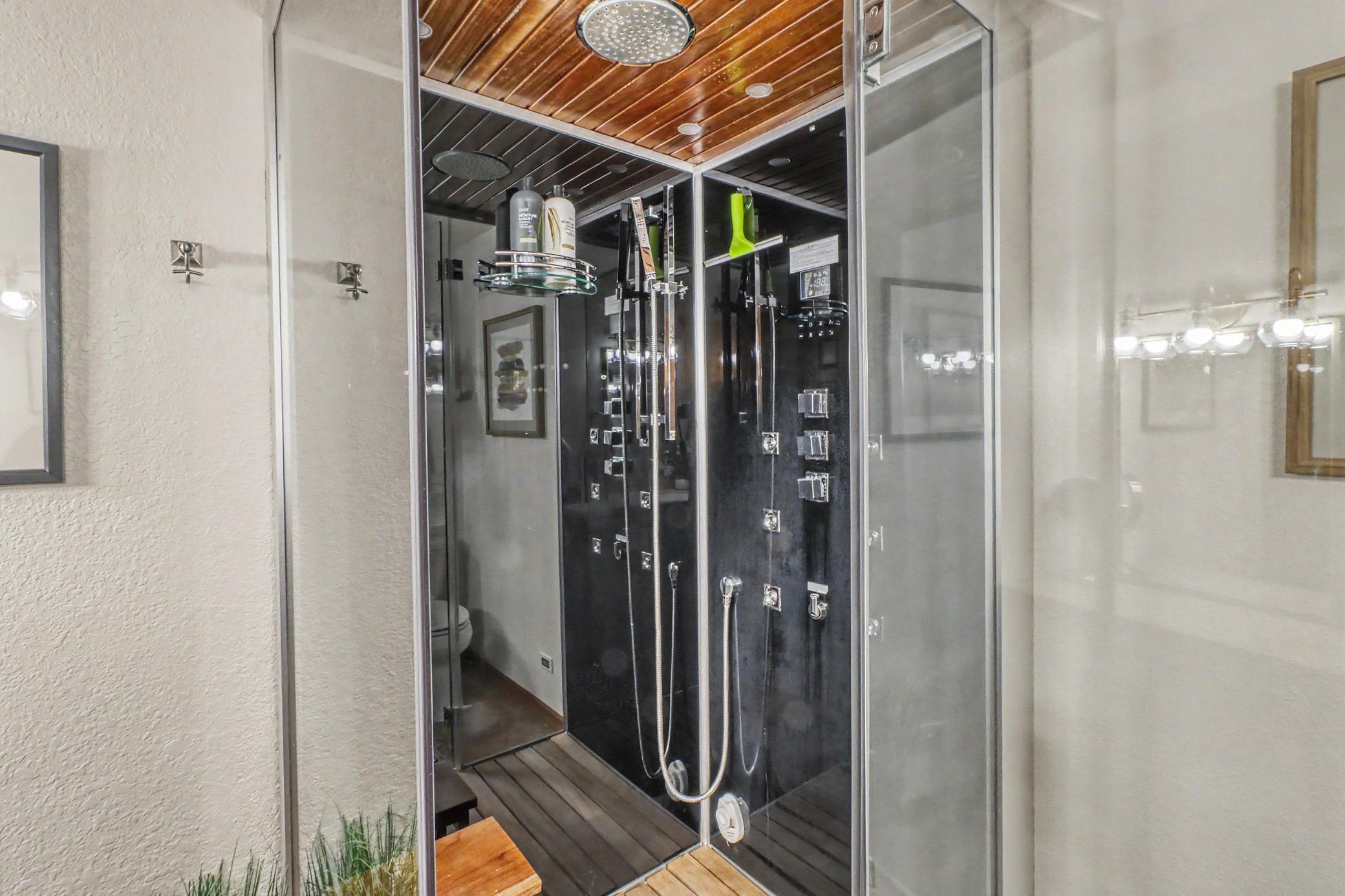 11Bathroom1_4-3264.jpeg