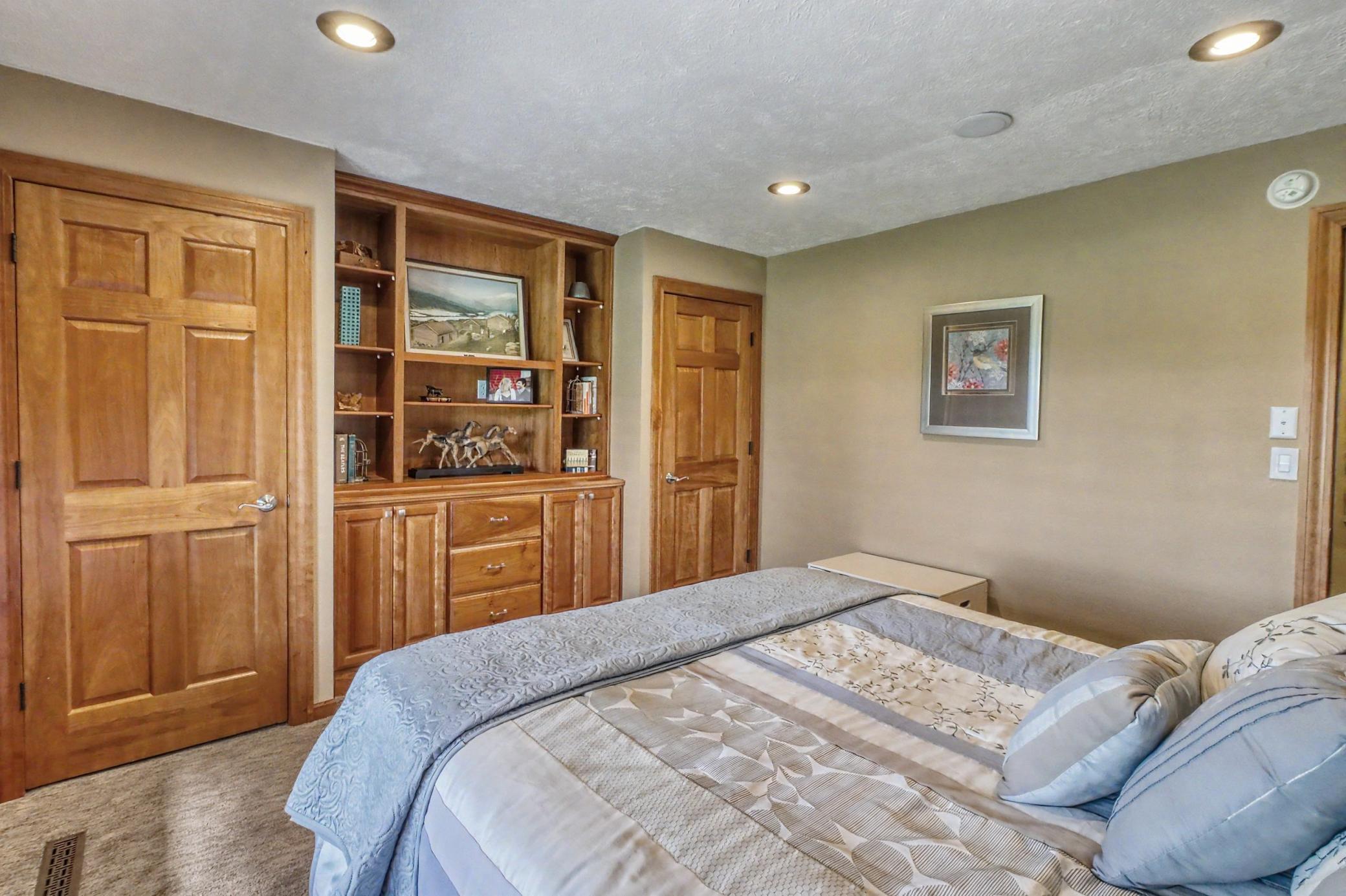 10Bedroom2_2-3264.jpeg