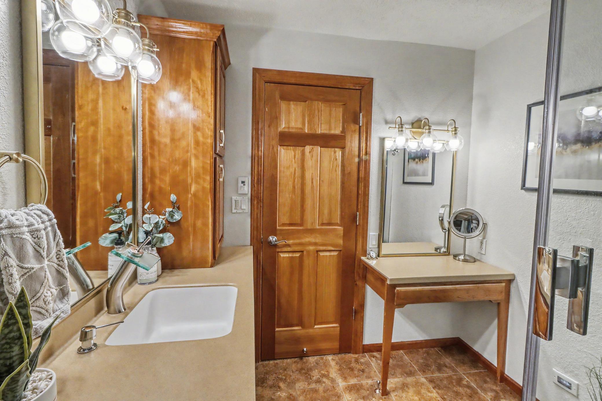 11Bathroom1_3-3264.jpeg