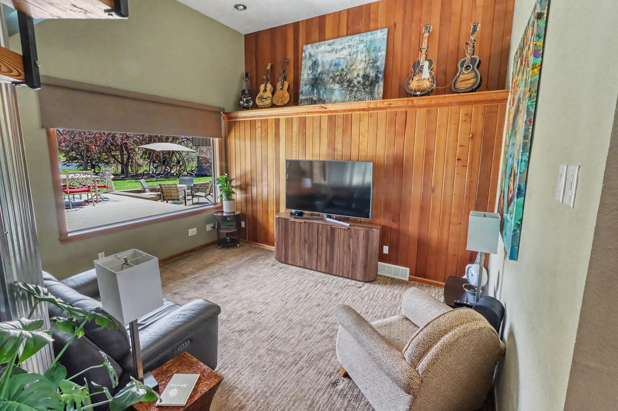 6Familyroom1_0-3264.jpeg