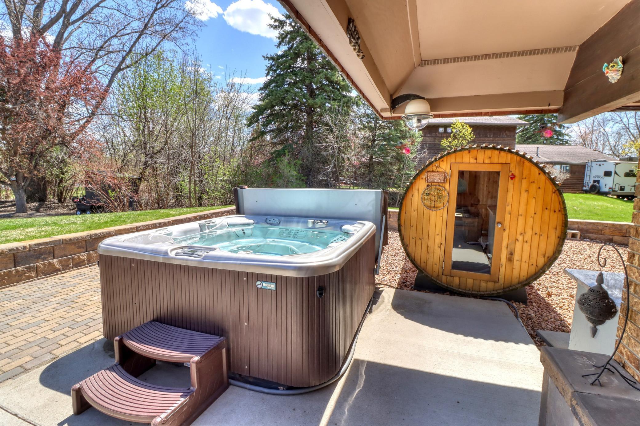Backyard_hottub1_2-3264.jpg