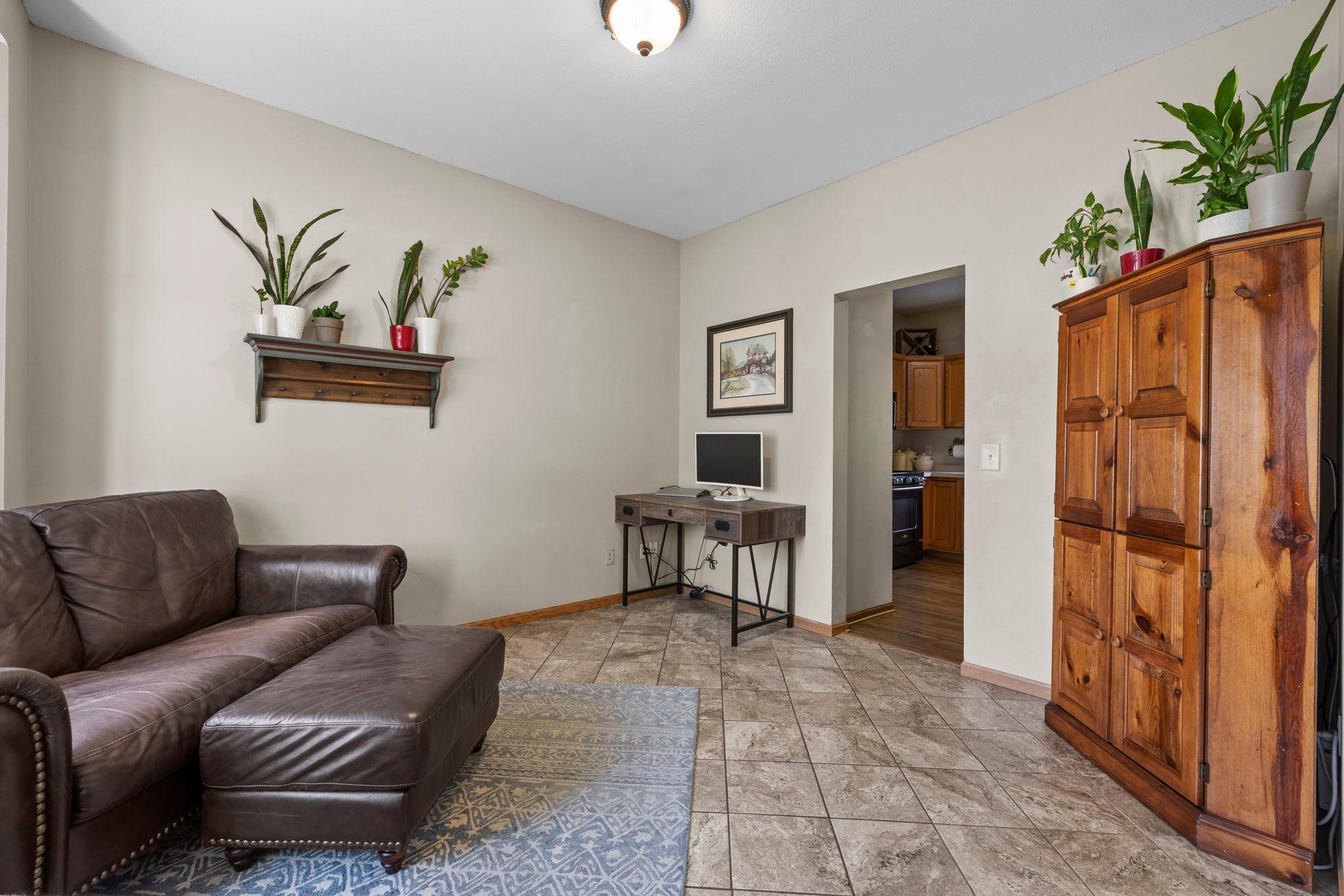 17-web-or-mls-2147 Ponds Ct-15.jpg