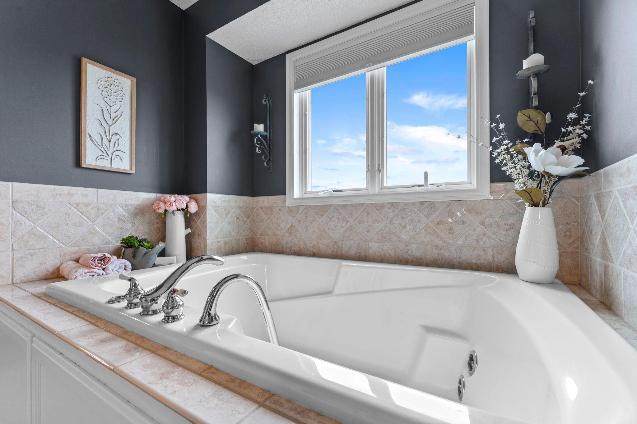 48-web-or-mls-8665 Pioneer Trail-298.jpg