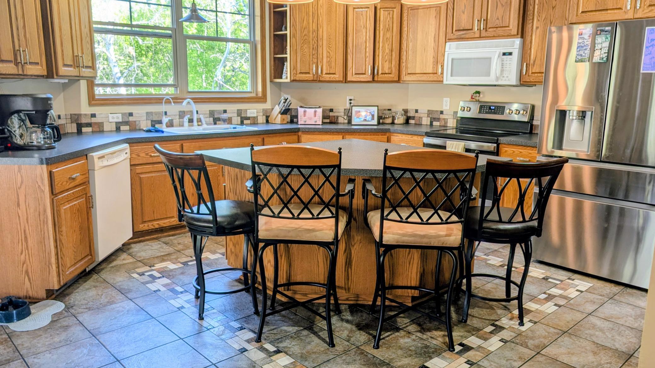 Entertaiment CENTRAL!! Large center island with plenty of room to host parties or just to realax for breakfast. .