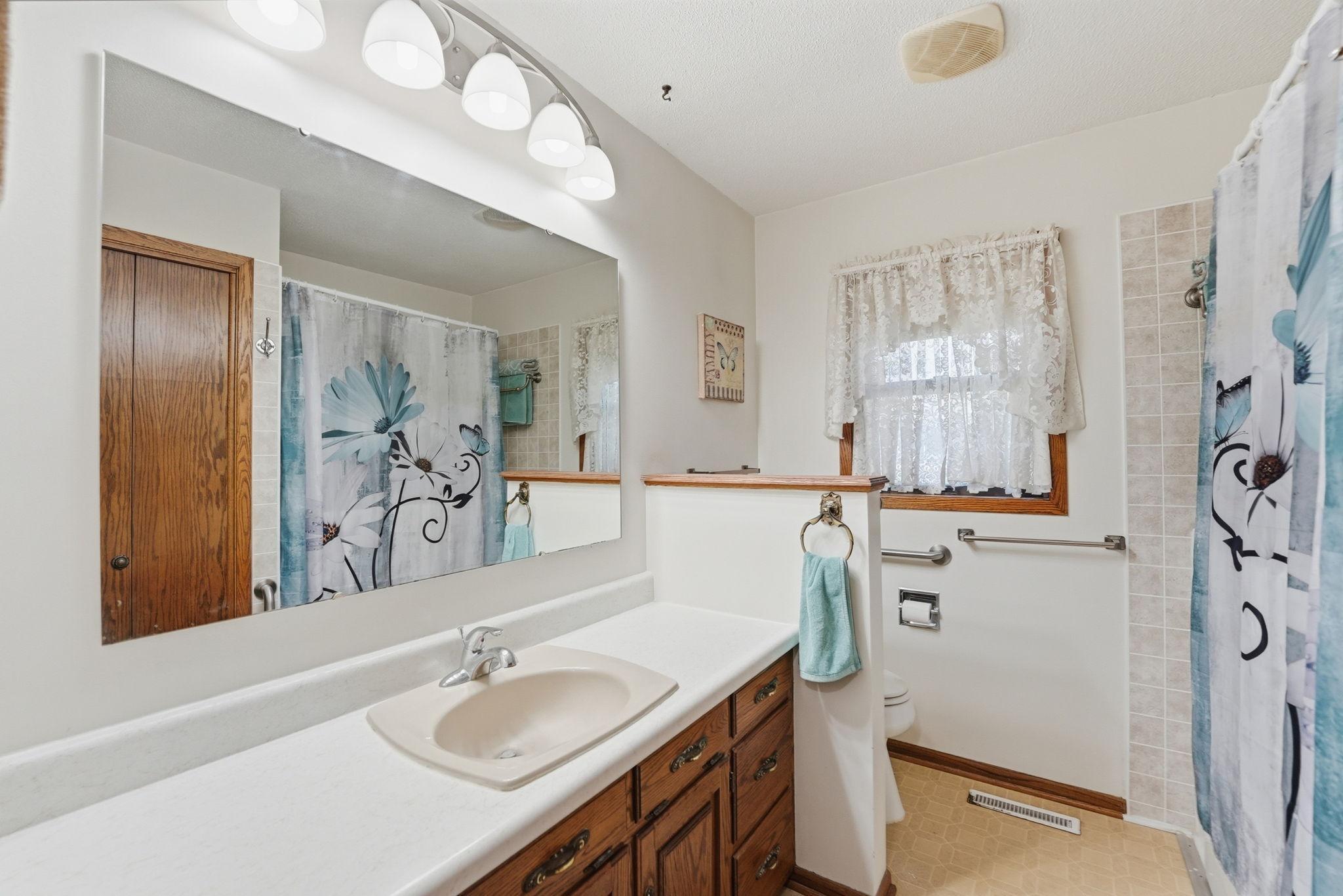 Main level bath