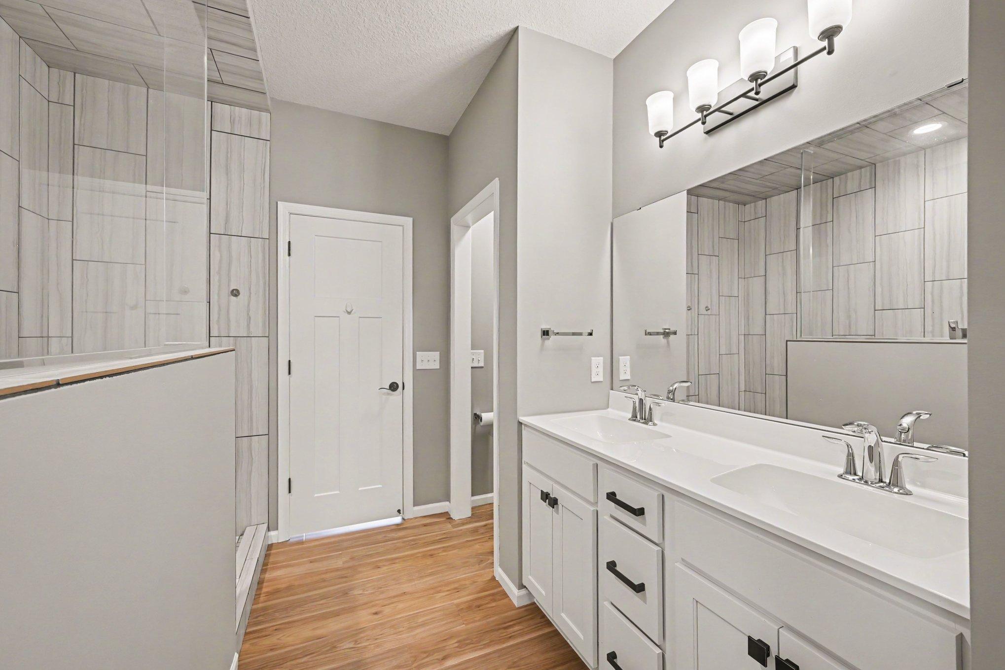 Double-sinks in primary bathroom