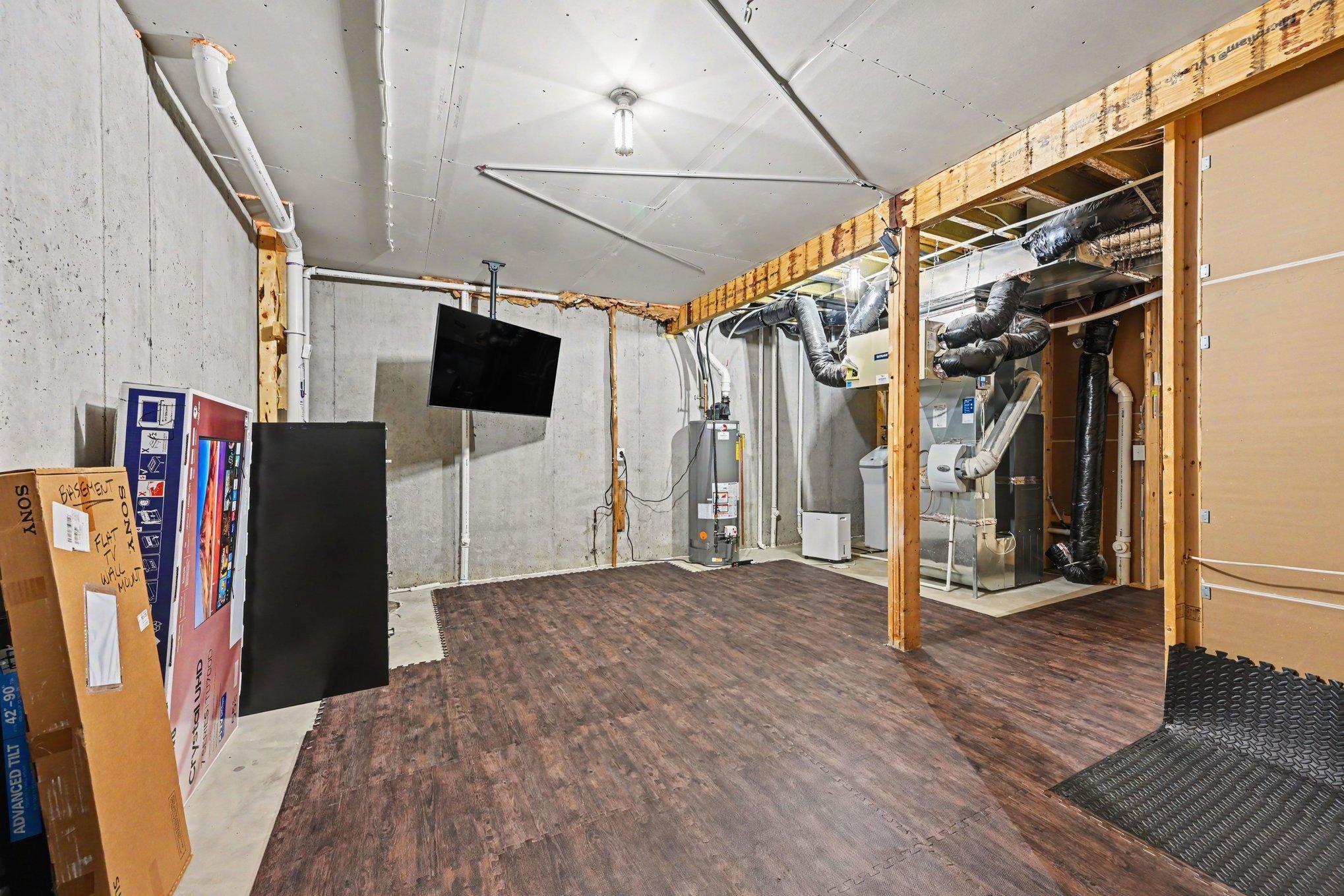 Utility room with plenty of storage space (previously also used as gym room)