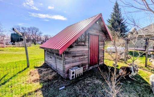 fun artist retreat/she-shed with power!