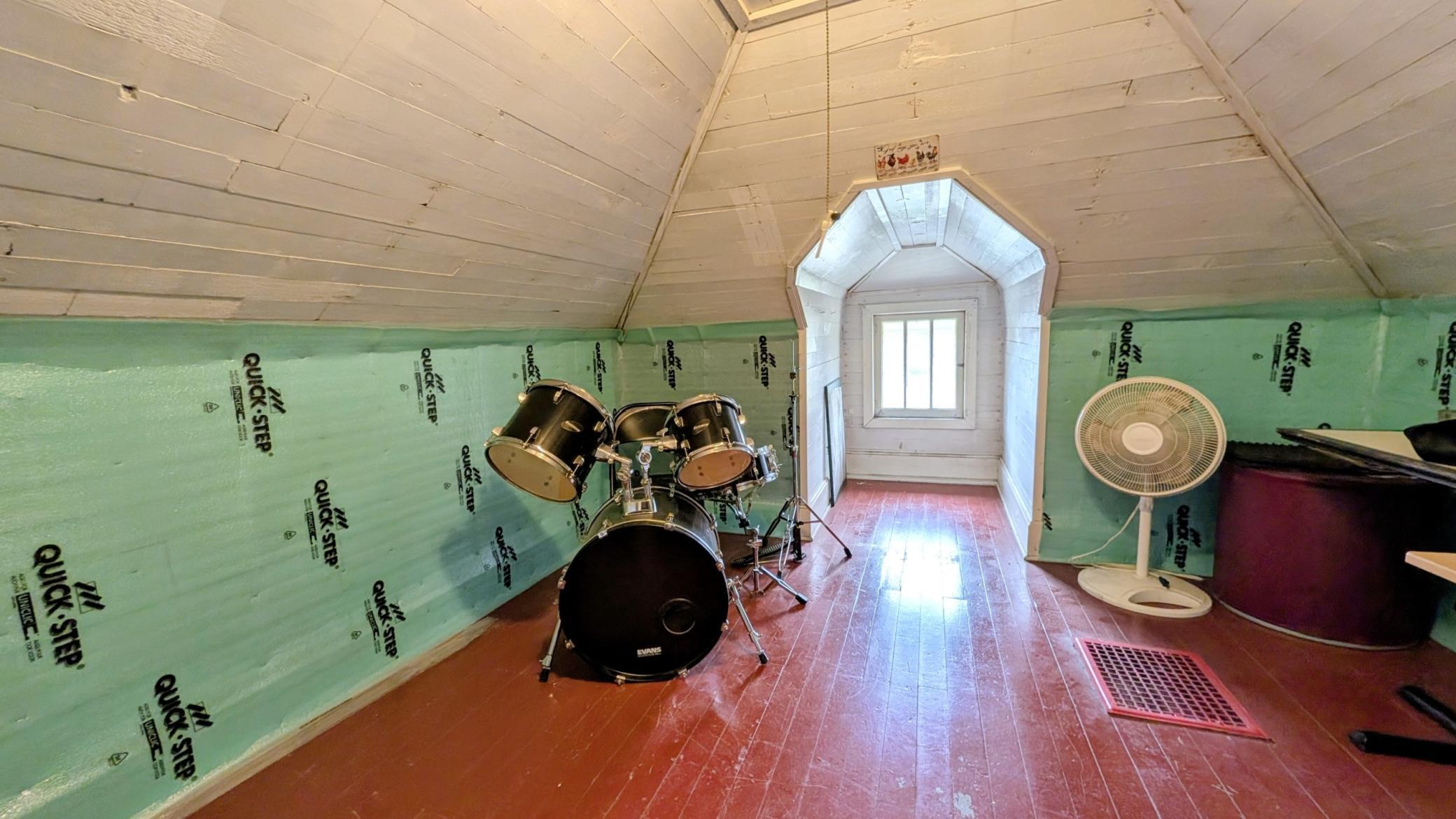 upper level bedroom.jpg
