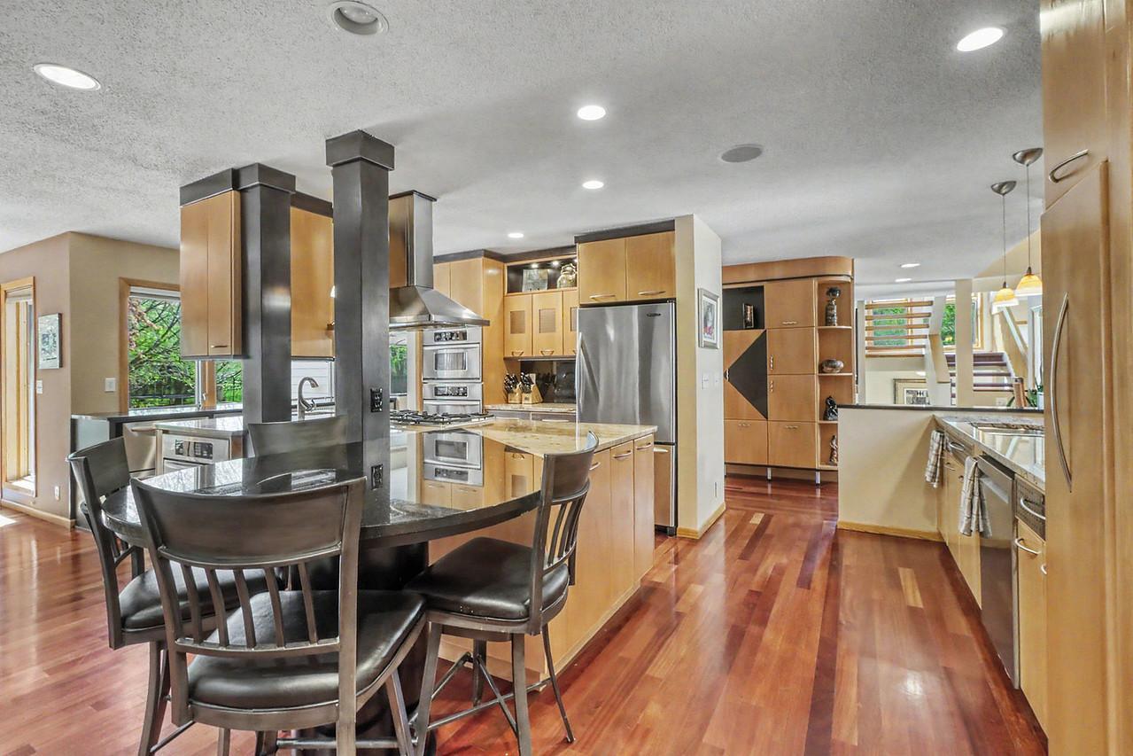 Kitchen Eat-in area