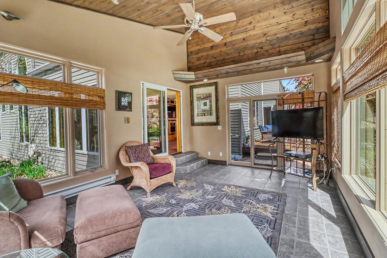 Sunroom w/ ceiling fan