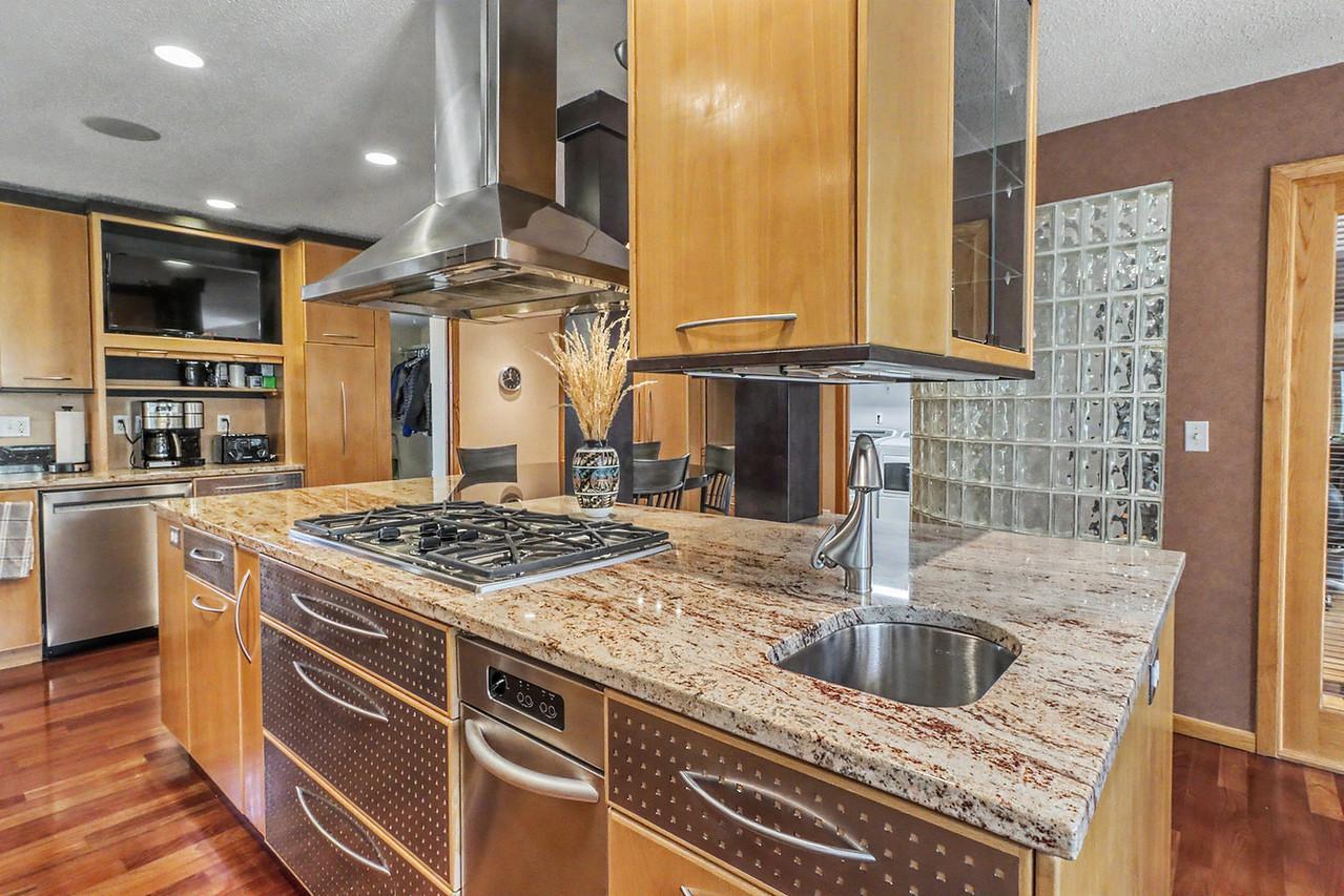 Kitchen with Gas cooktop