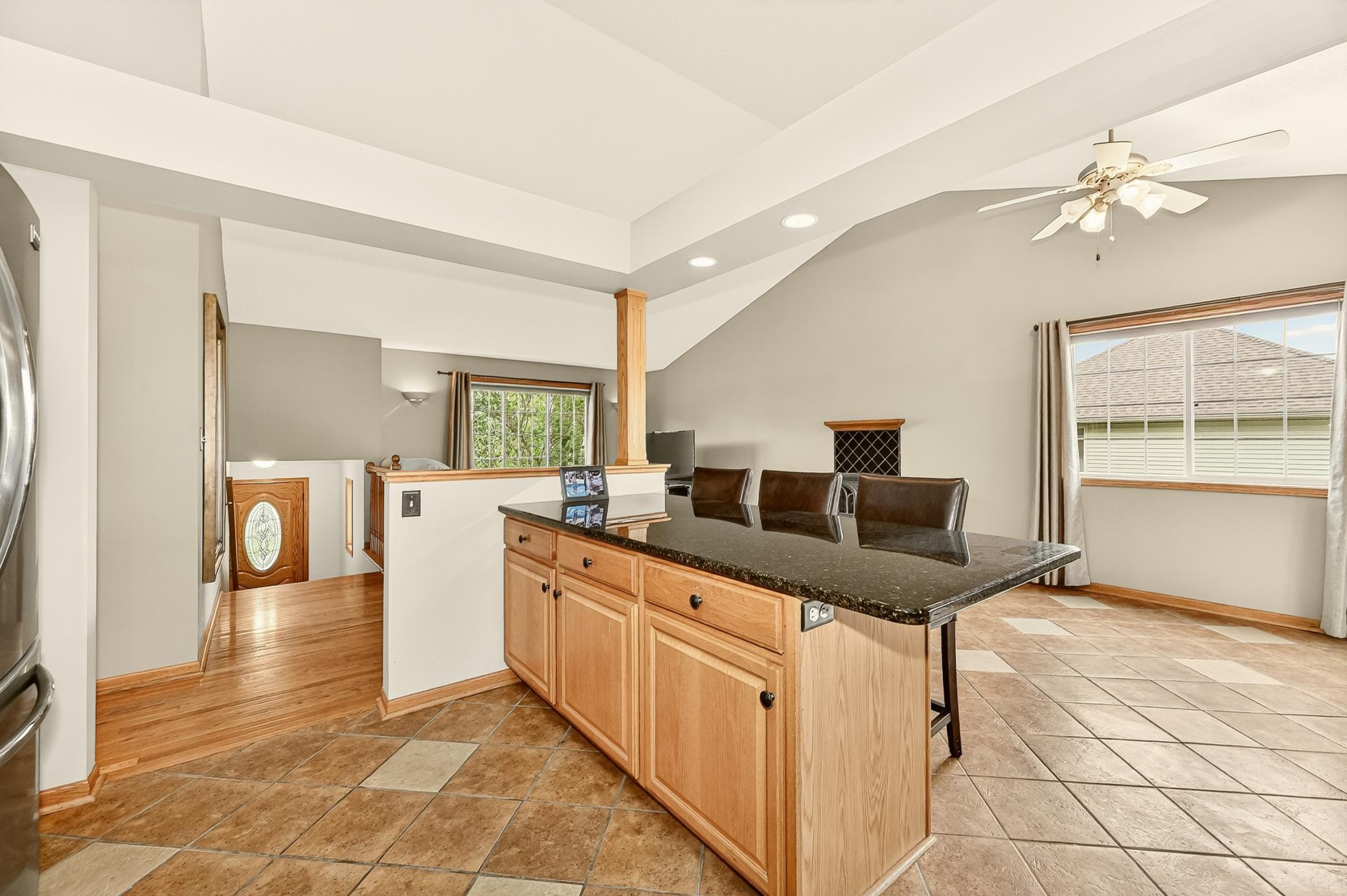 Island-breakfast bar area