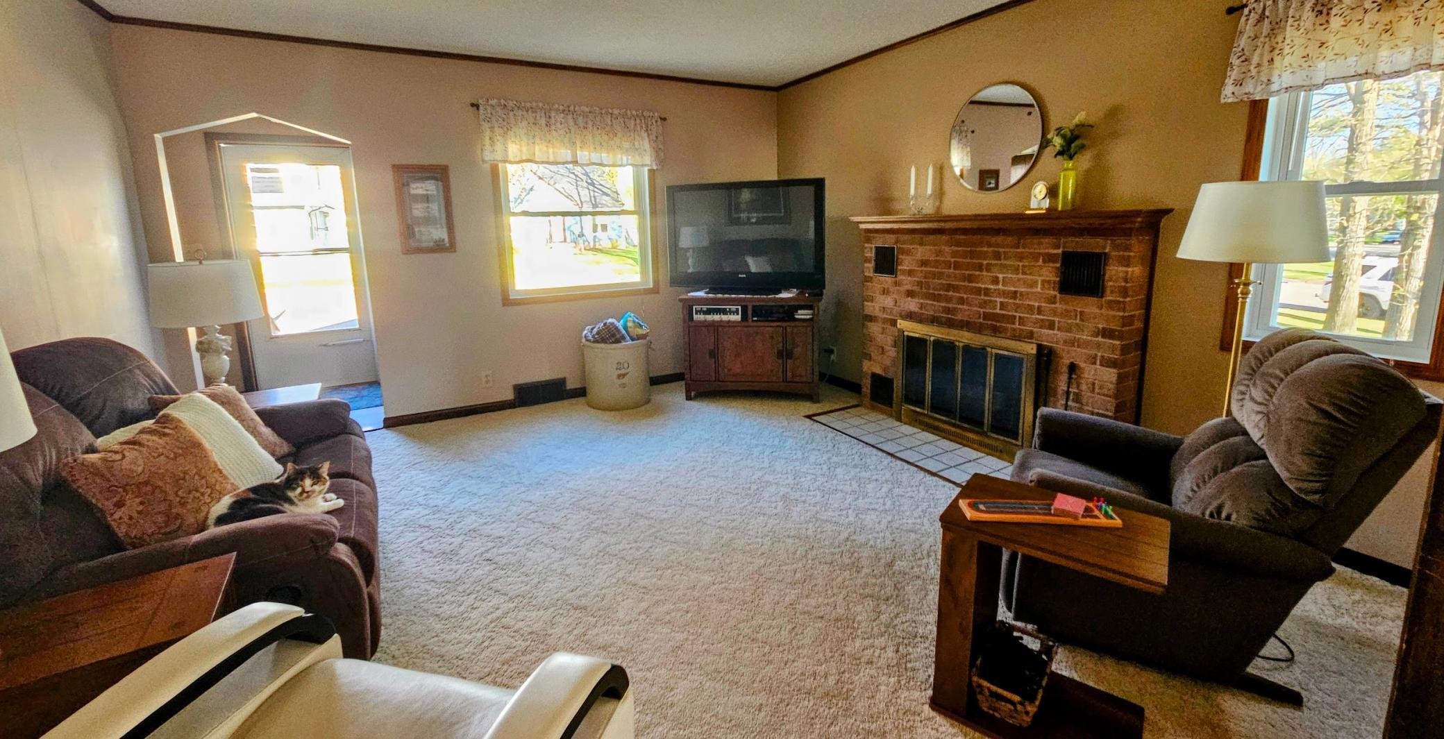 The living room enjoys morning sunshine.jpg