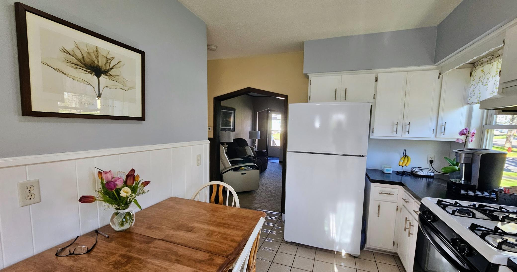 Bright, open eat-in kitchen.jpg