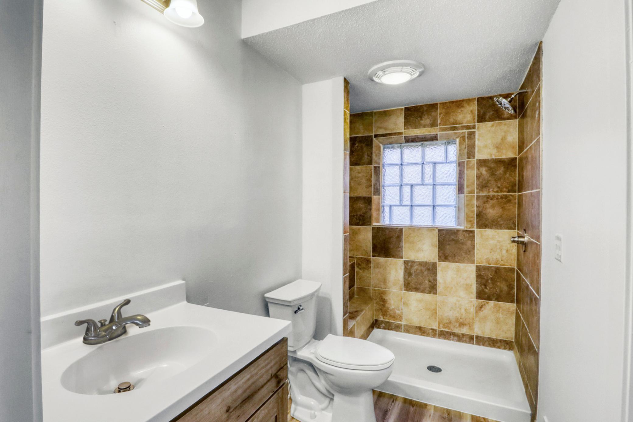 Bathroom1_0-3264-.jpg