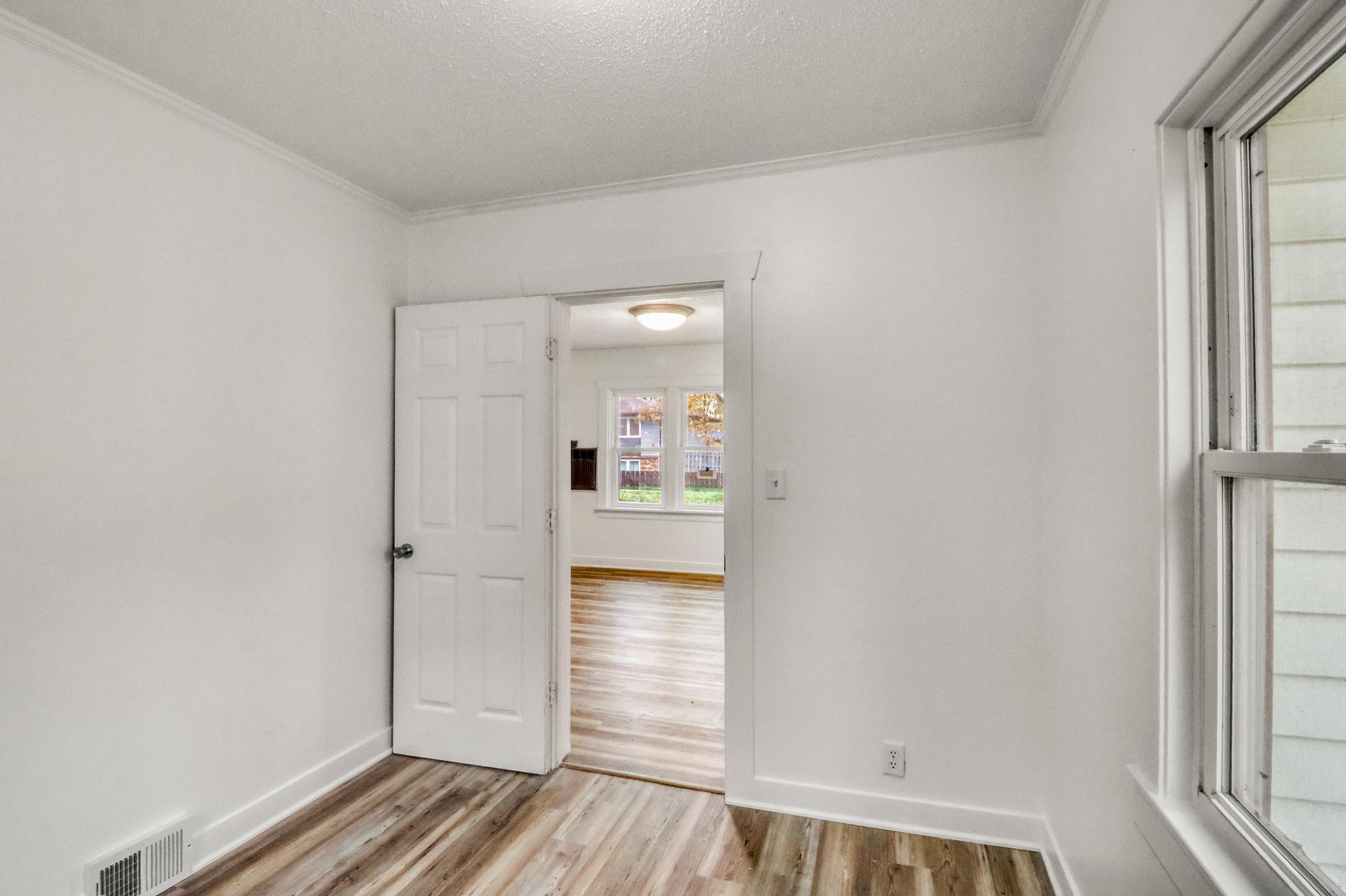 Bedroom1_2-3264-.jpg