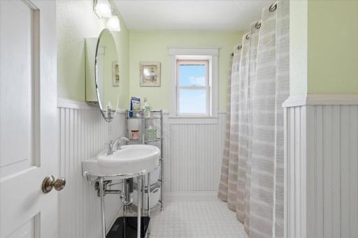 31-Bathroom 4.jpg