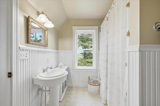 27-Bathroom 3.jpg