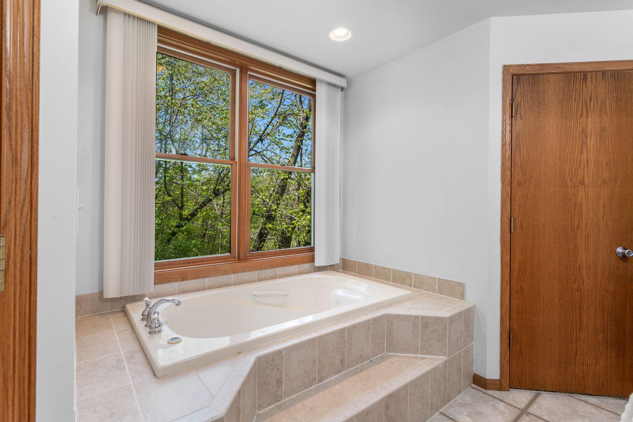 Relaxing Drop In Tub With 5 Star View