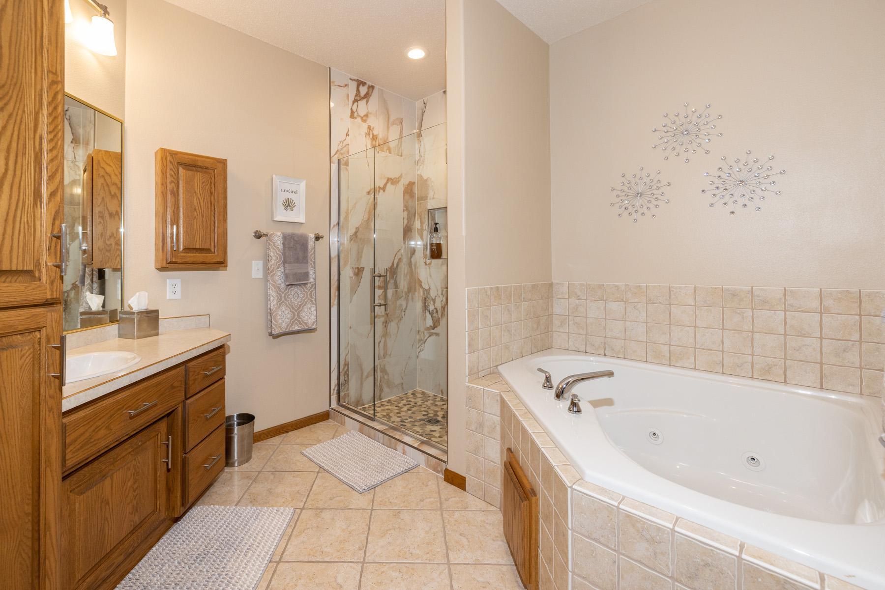 En Suite w/Jetted Tub & Separate Shower