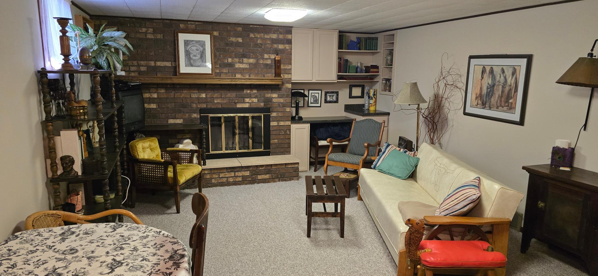 bsmt.family w/ Fireplace