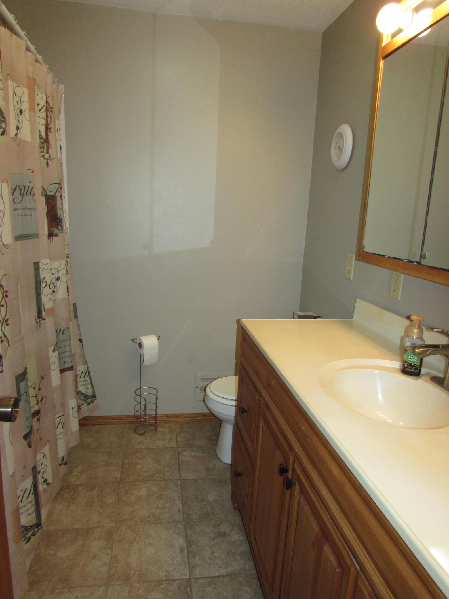 Full Bathroom/Main Floor