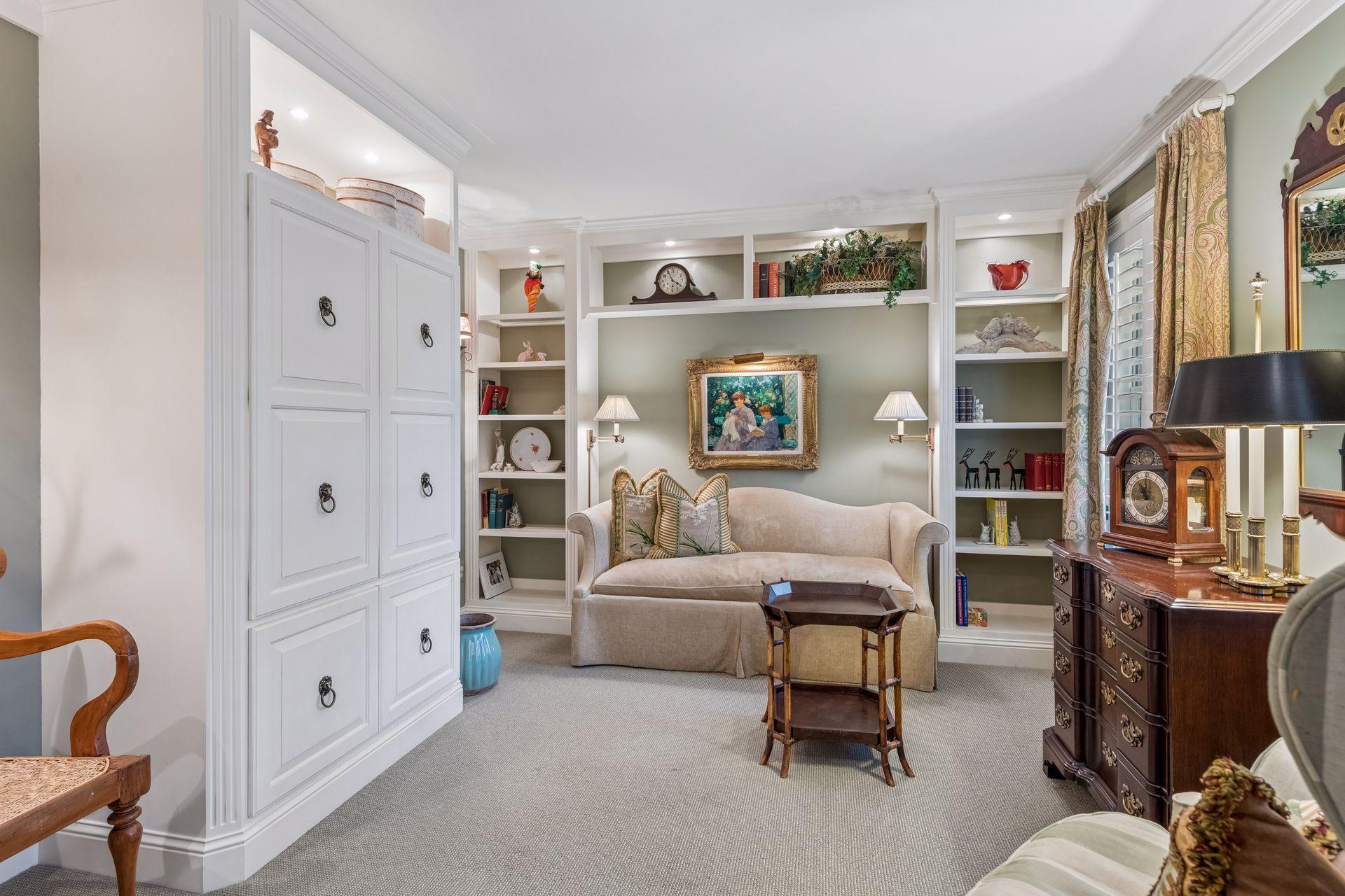 Sitting room off the entry way
