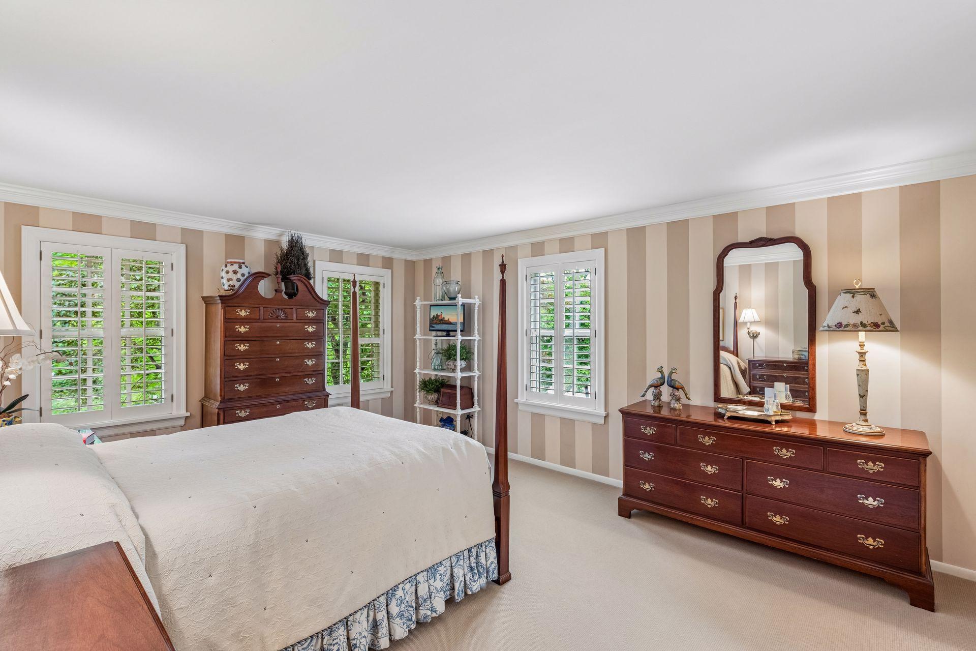 Primary bedroom suite with en-suite bathroom and walk-in closet