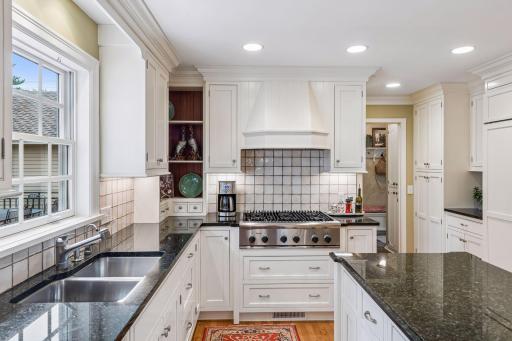 925 Brockton Lane N, Plymouth, MN 55447