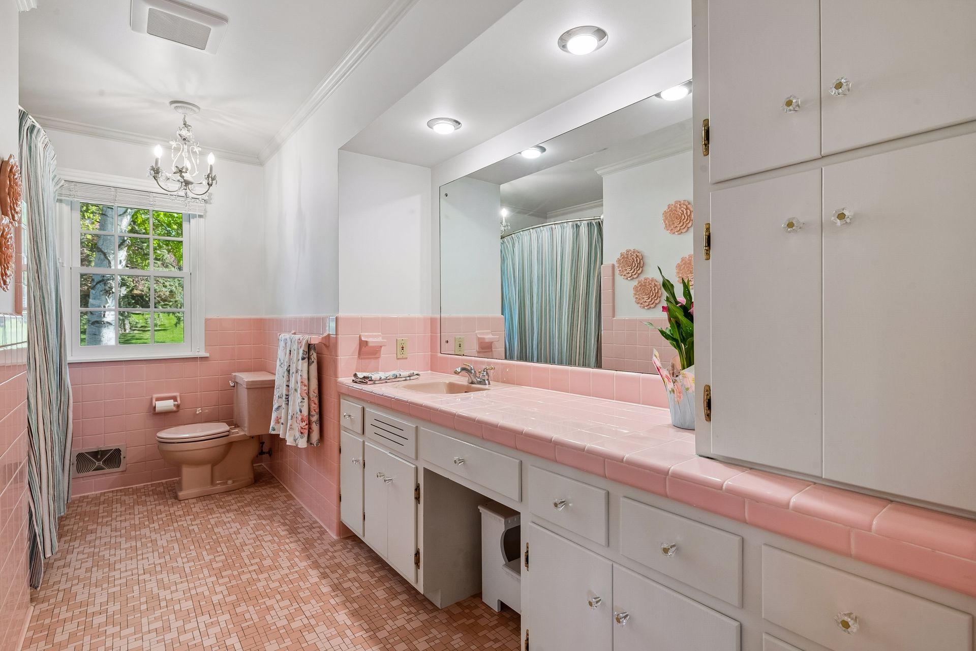 Retro Full Bath - Main Floor