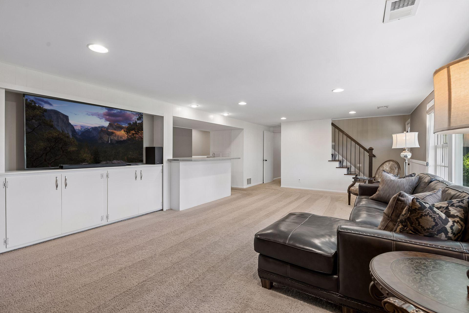 Lower Level Family Room w/. Wet Bar