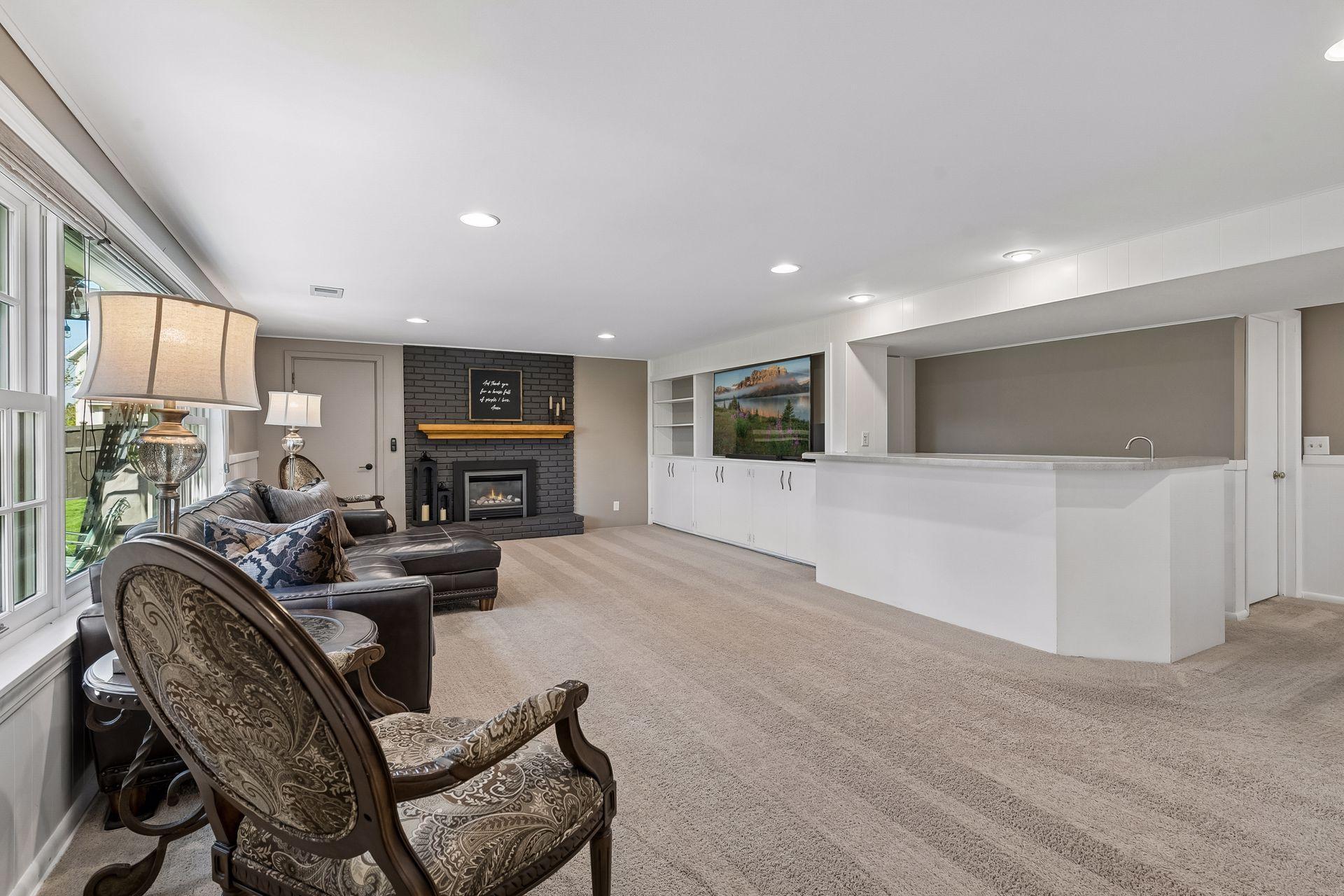 Lower Level Family Room w/ Wet Bar