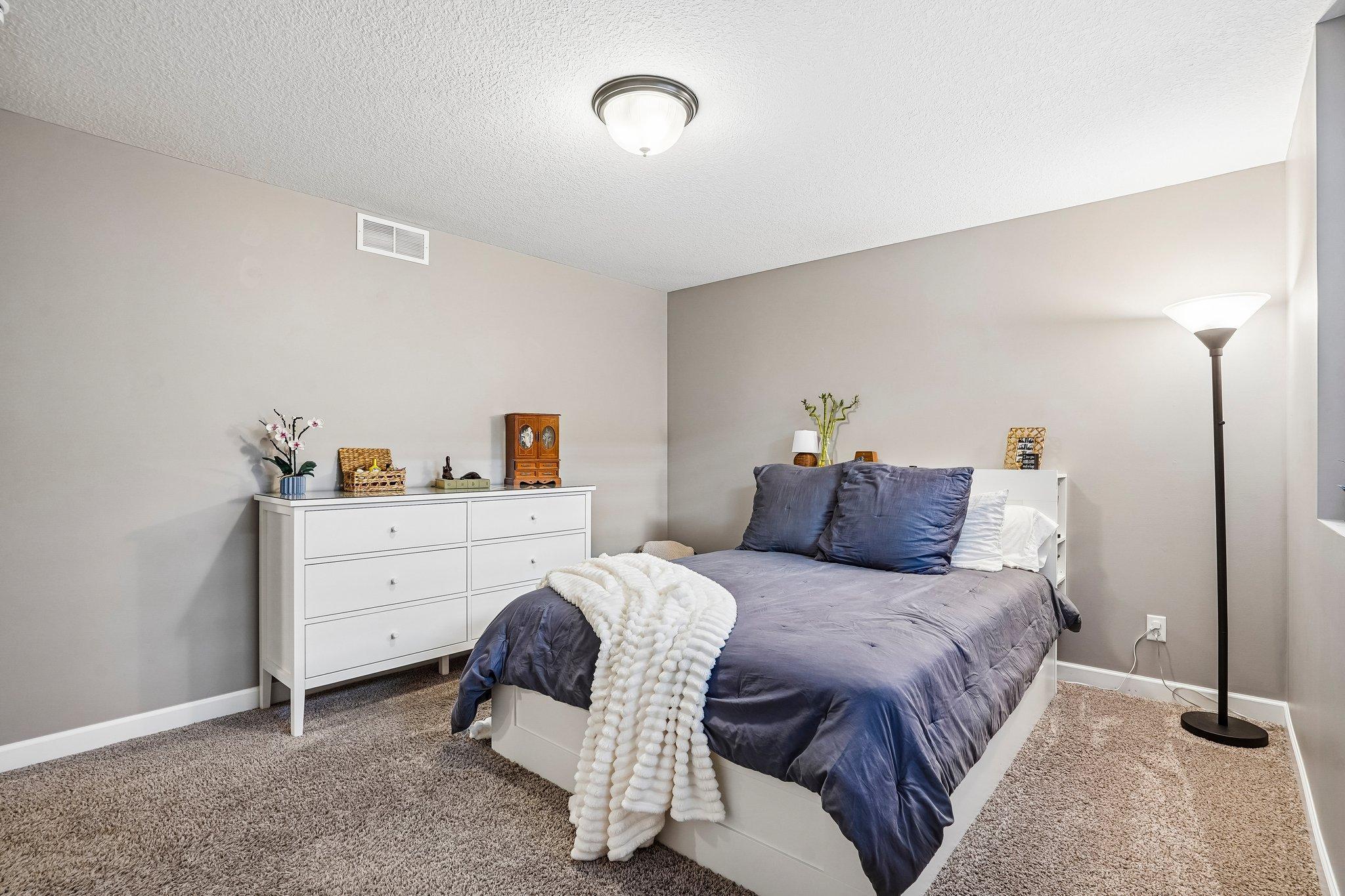 55-web-or-mls-151st Street-S1205-055.jpg