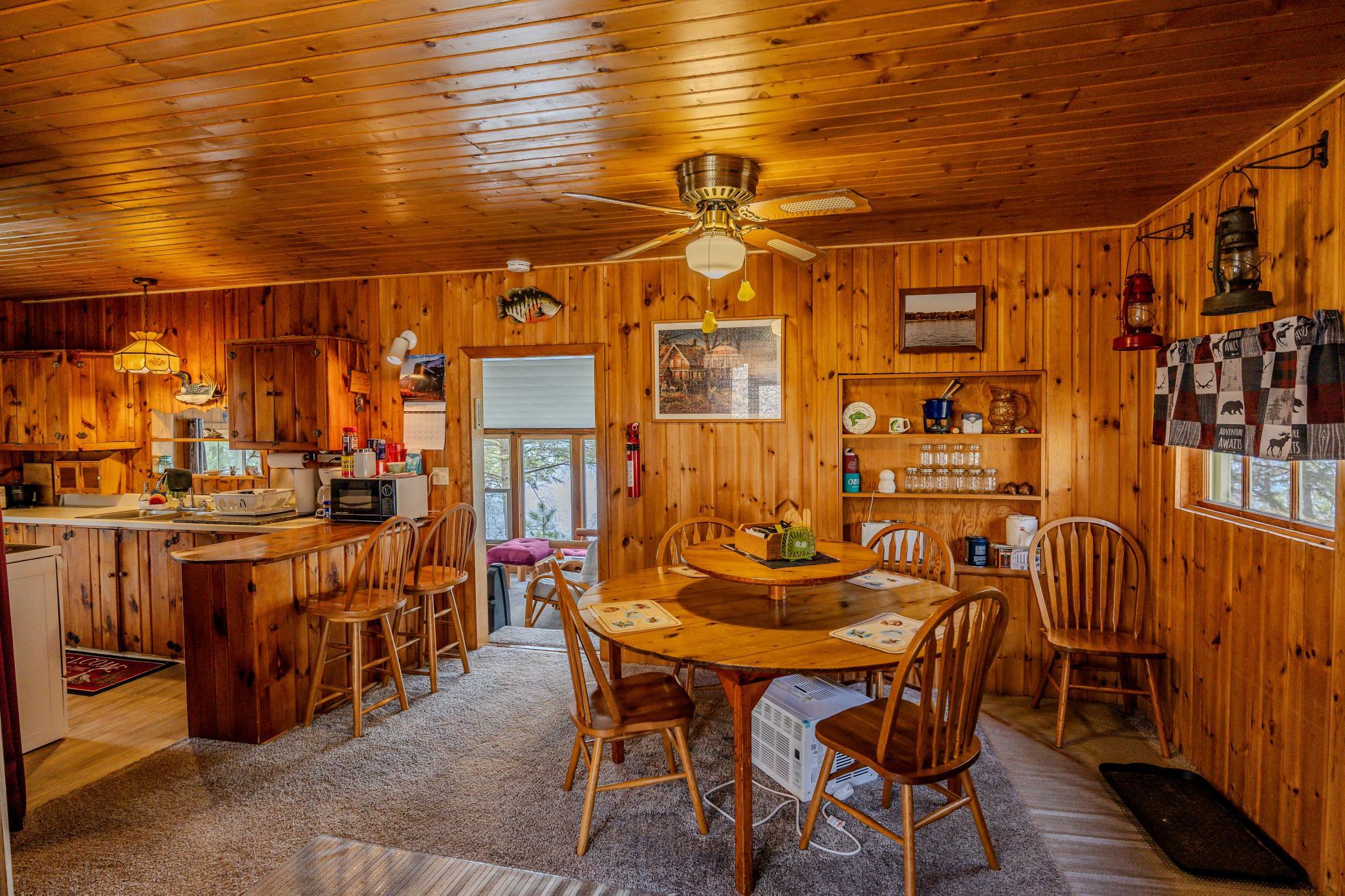Dining area & kitchen
