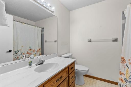 Upper-Level Full Bath