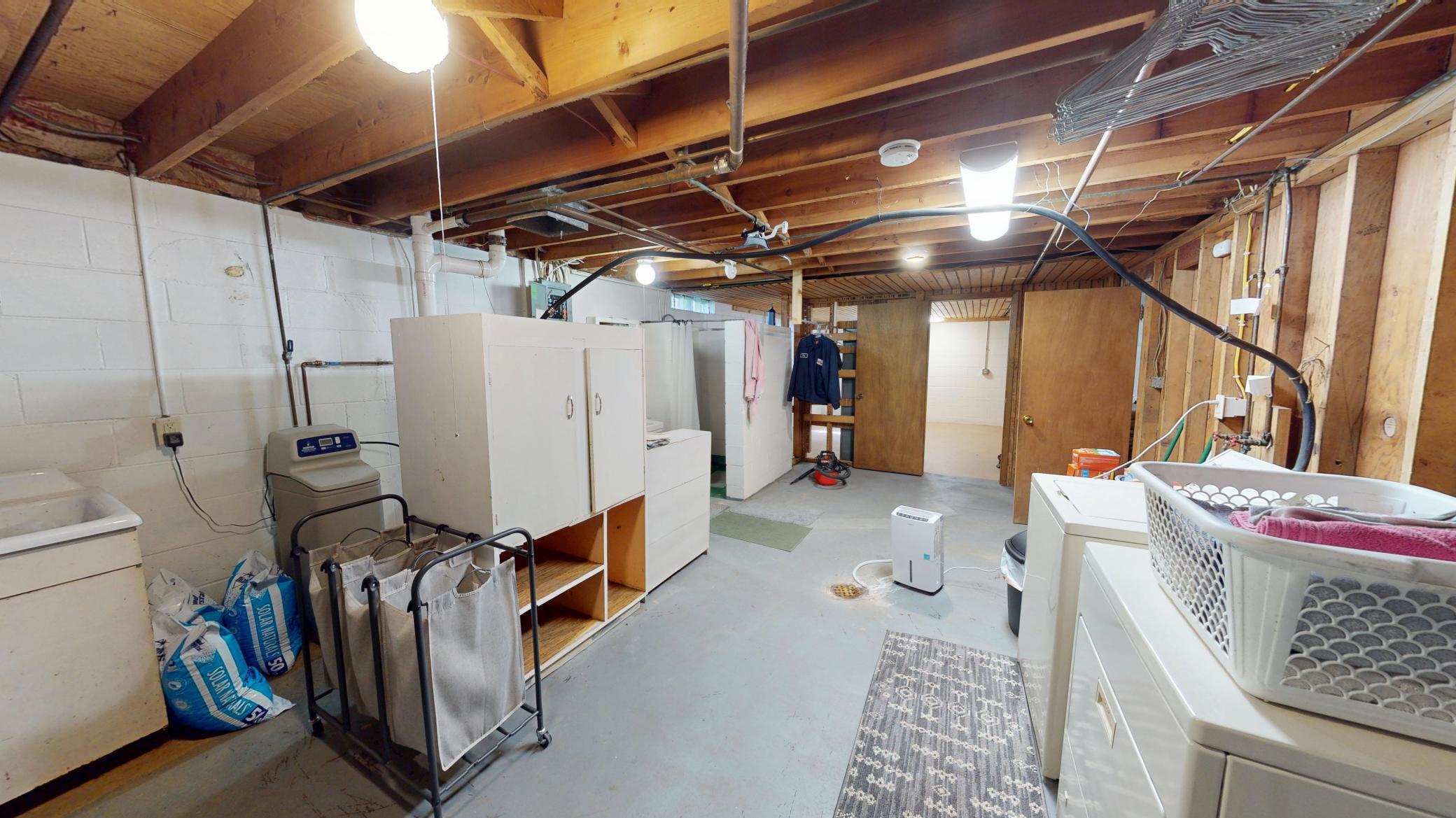 Storage/Laundry
