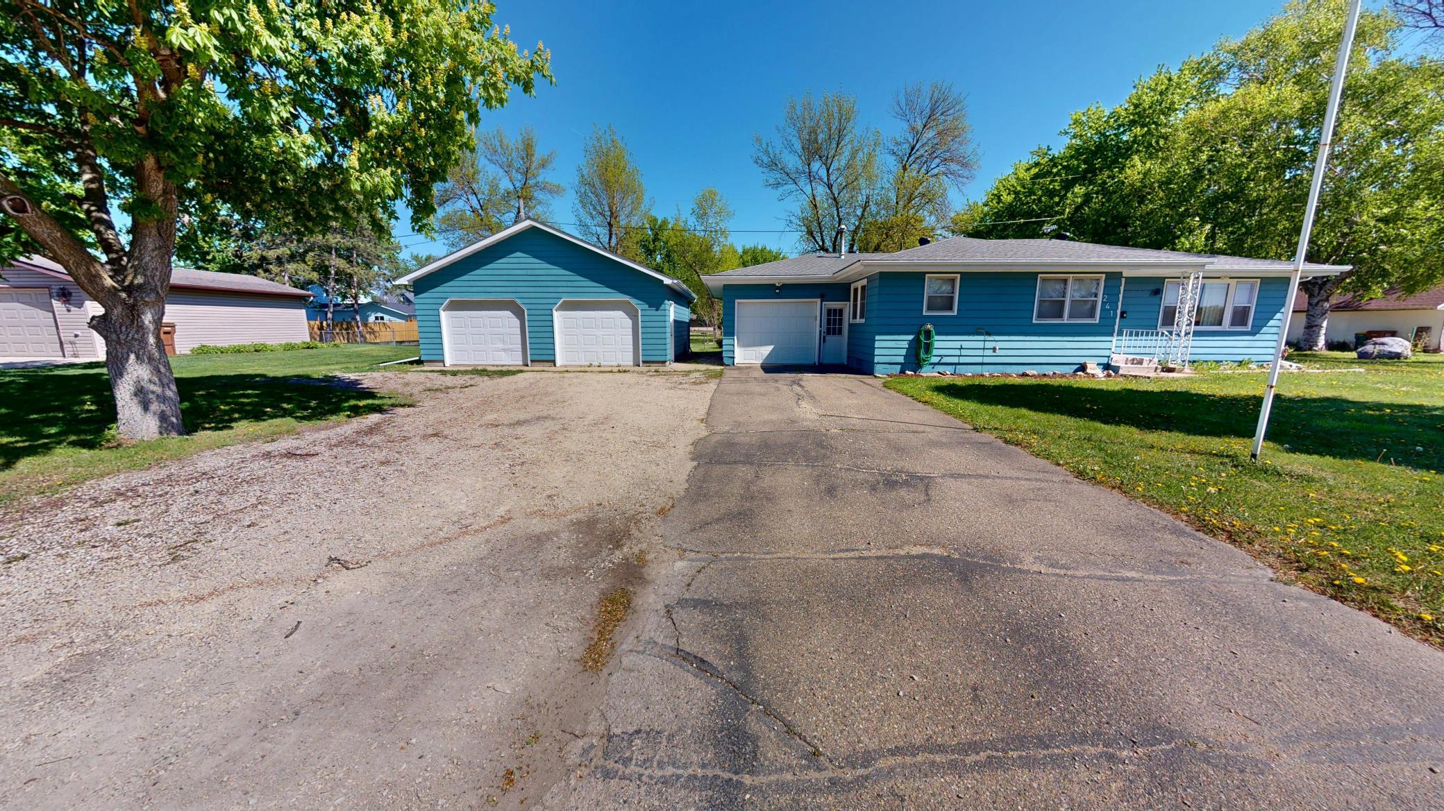 Front/driveway/garage