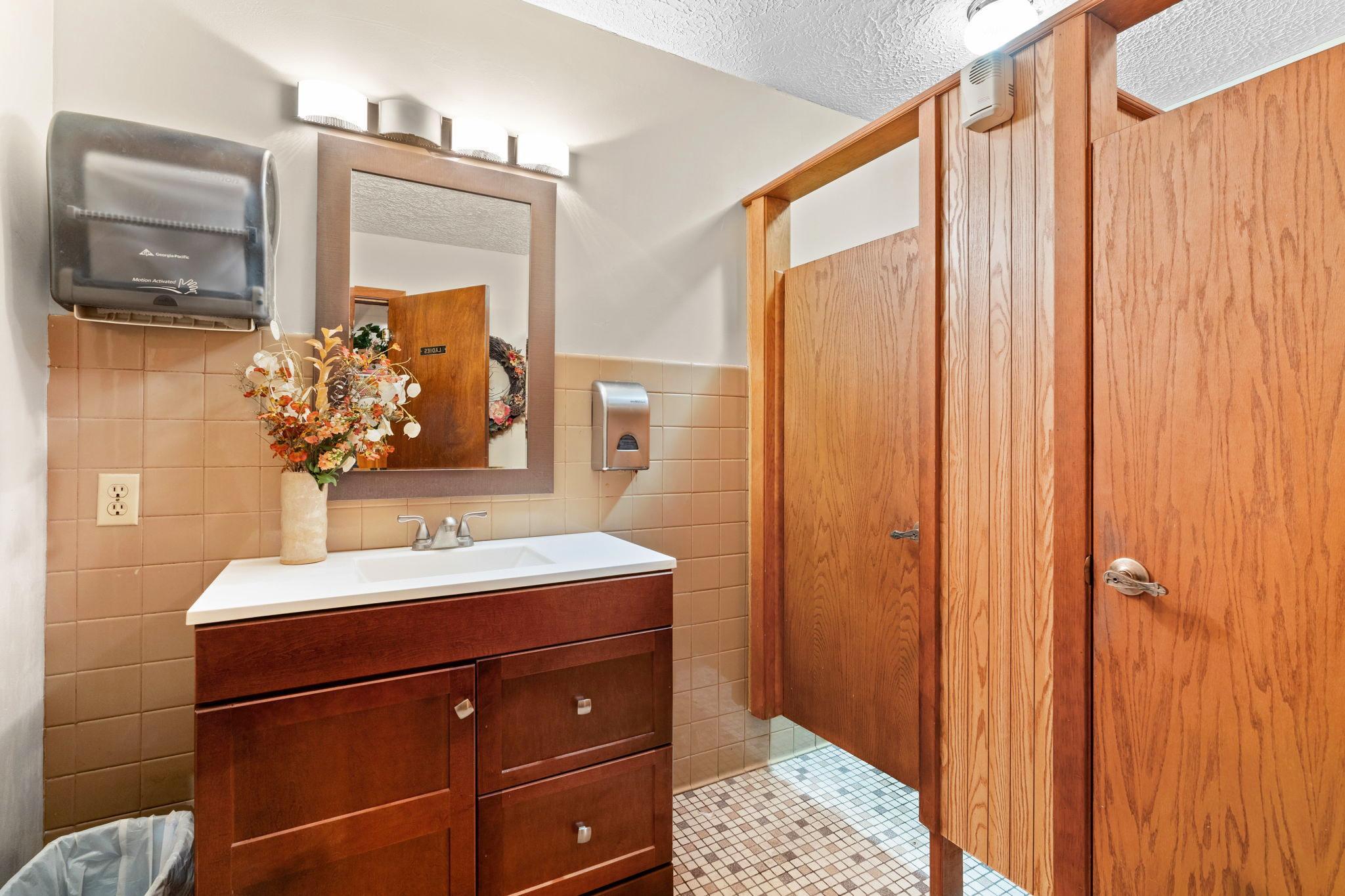 Bathroom 2.jpeg