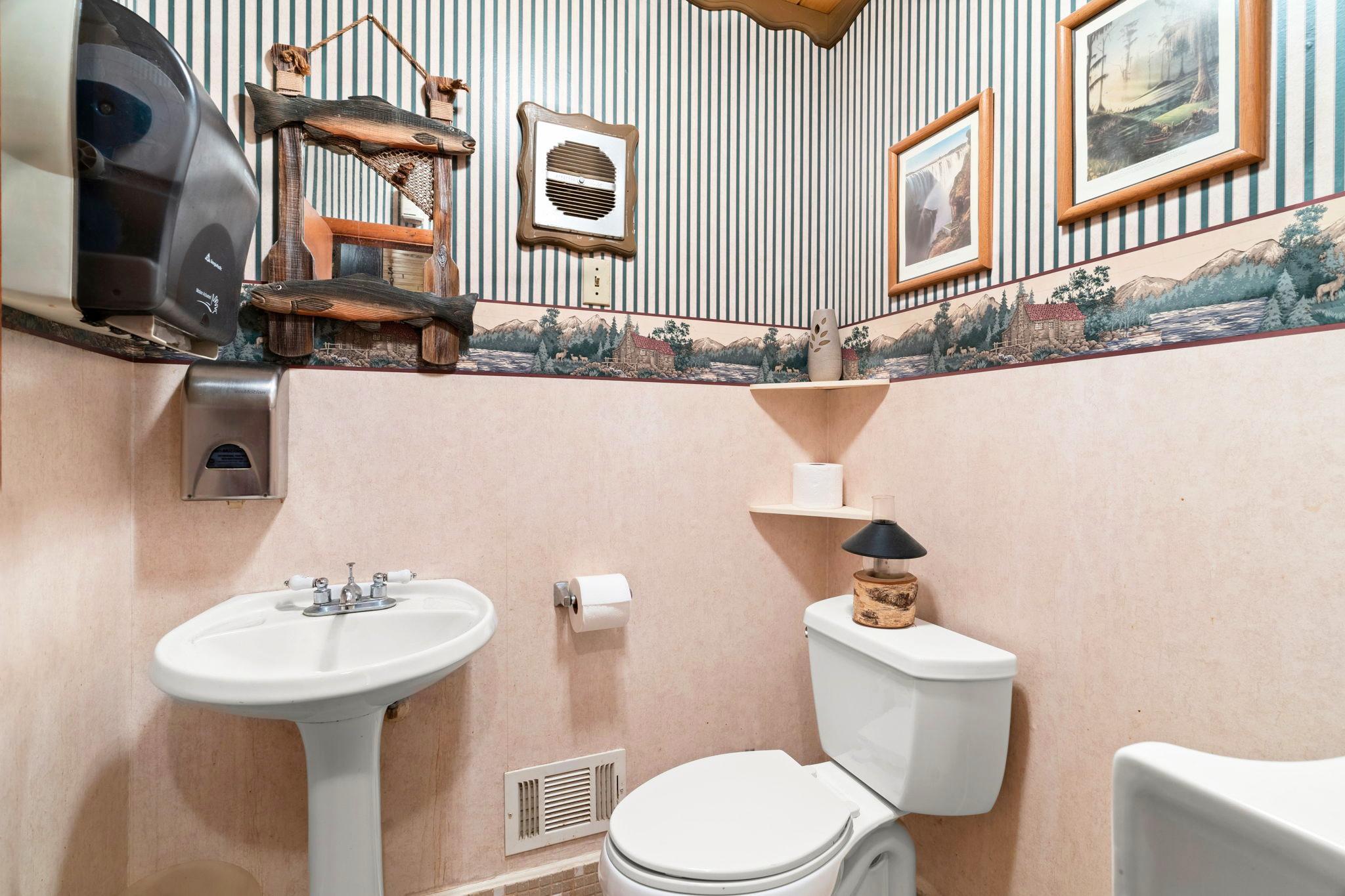 Bathroom 1.jpeg