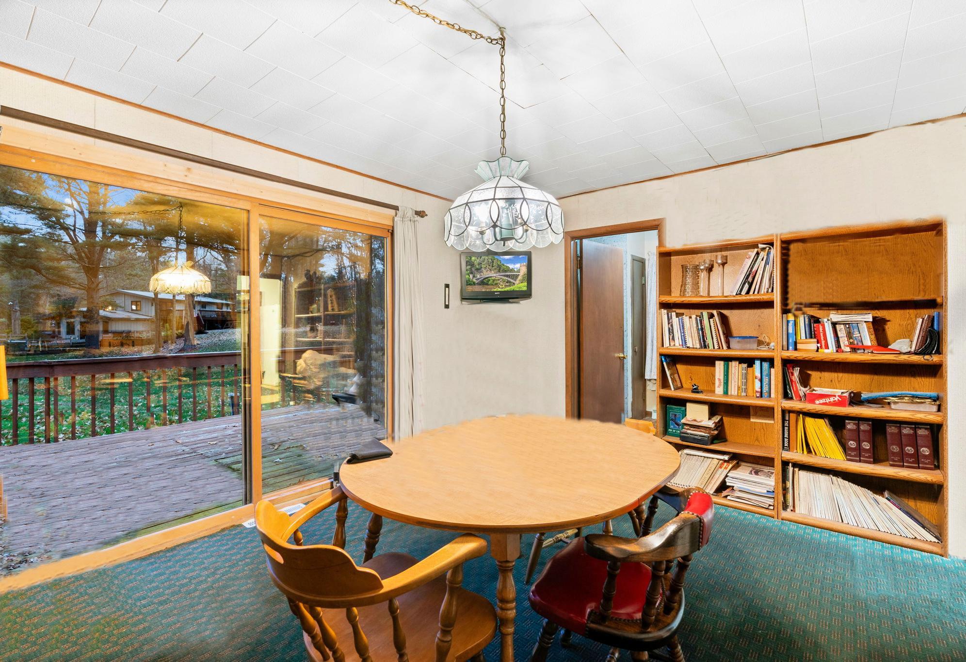 Flexible space w/ bathrooms or living quarters