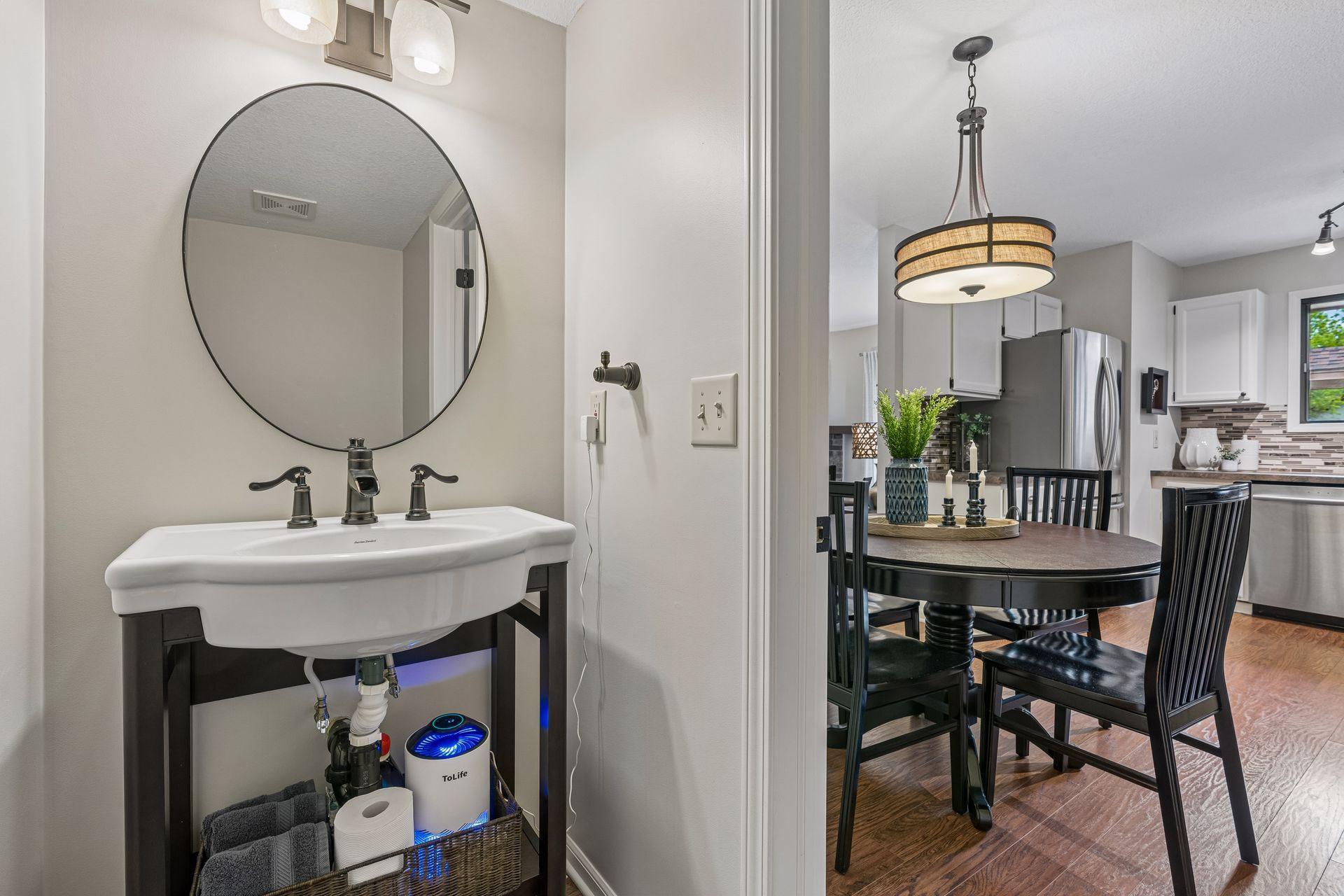 Main level 1/2 bath