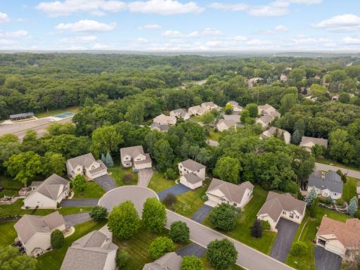 Neighborhood â Quiet cul-de-sac location with easy access to I-35, shopping, dining, and everyday amenities.
