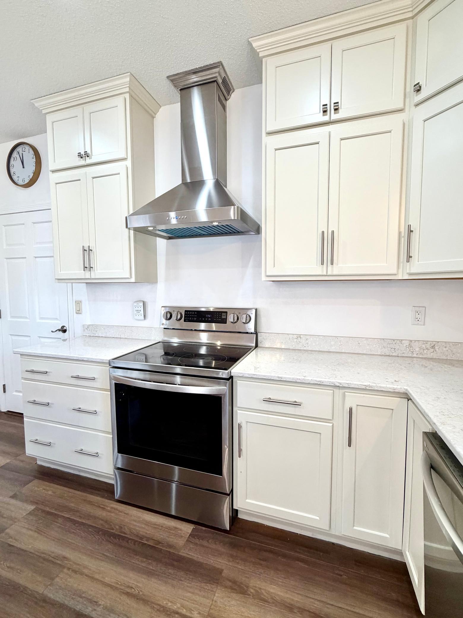 Kitchen stove & exhaust.jpeg