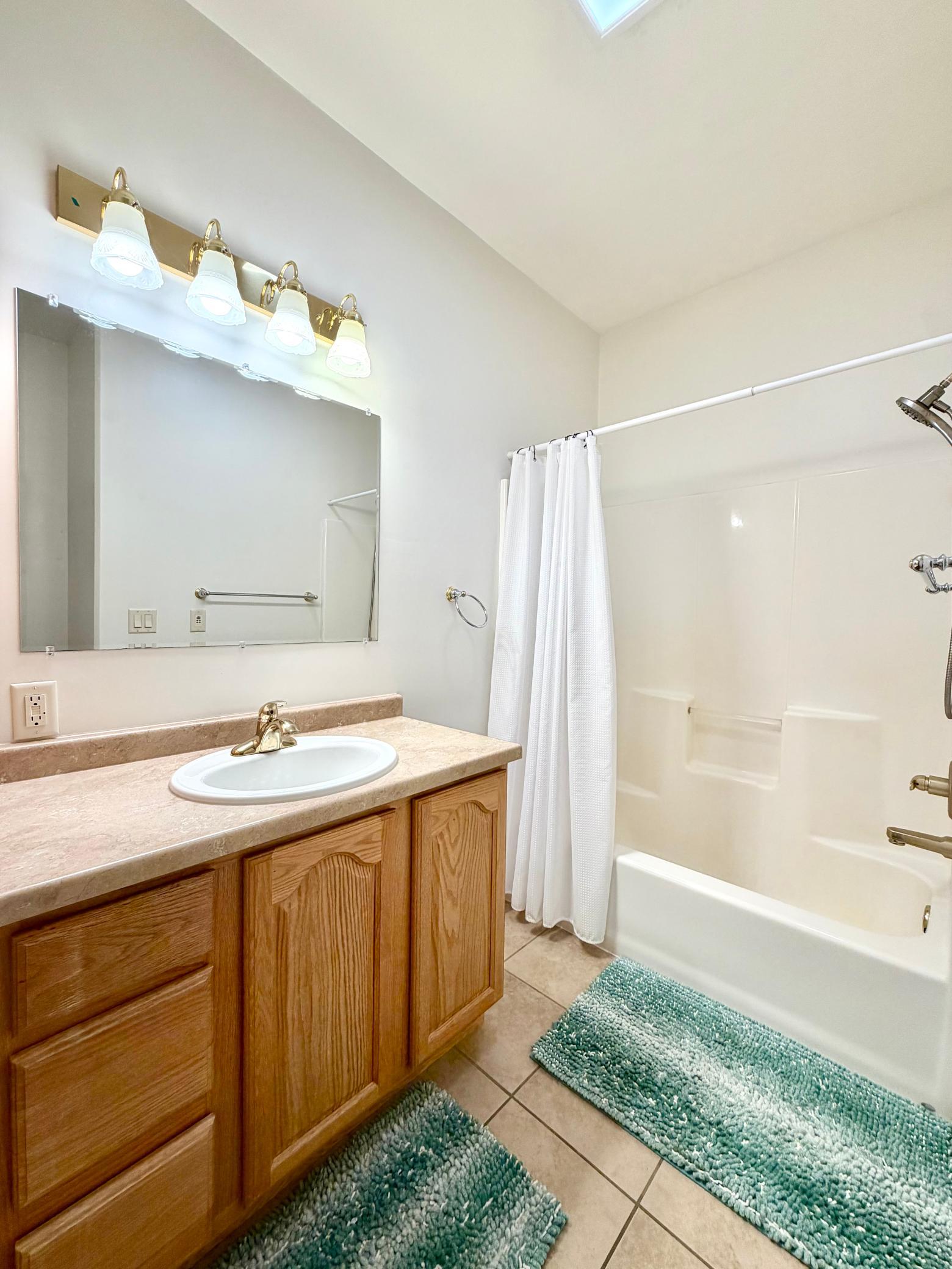 Main floor guest bath 3.jpeg